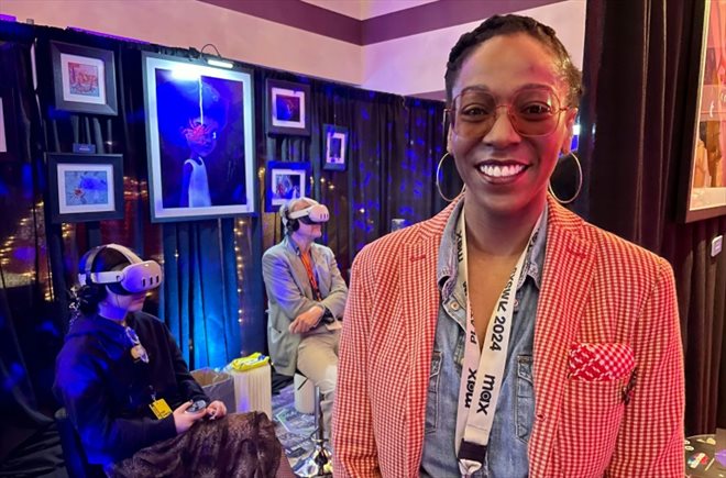 Melissa Joyner, réalisatrice de Reimagined Volume III: Young Thang, pose devant des participants en train de regarder son film d'animation en réailté virtuelle, inspiré d'une fable nigériane au festival SXSW d'Austin, au Texas, le 12 mars 2024.