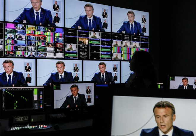 Des écrans de contrôle au siège de l'AFP à Paris lors de l'intervention télévisée d'Emmanuel Macron le 24 septembre 2023
