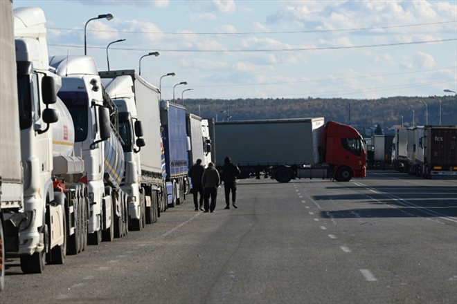 Une file de camions à la frontière entre l'Ukraine et la Pologne, à Rava-Rouska, en Ukraine, le 9 novembre 2023