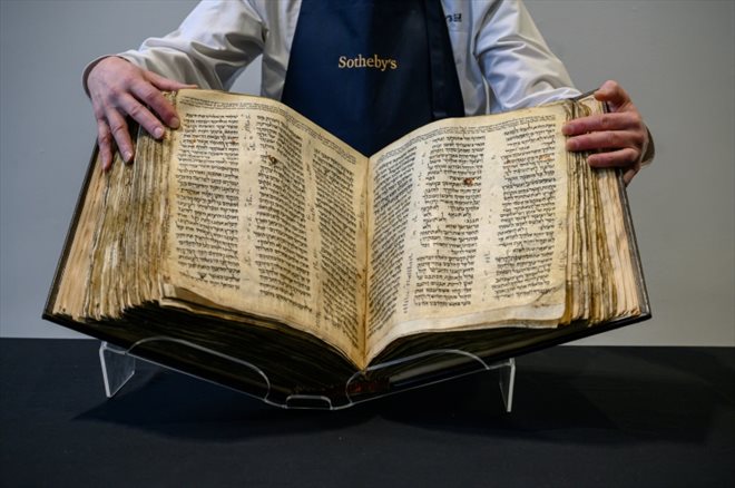 Le codex Sassoon, la plus ancienne et la plus complète bible en hébreu datant de l'an 900, présenté chez Sotheby's, le 15 février 2023 à New York