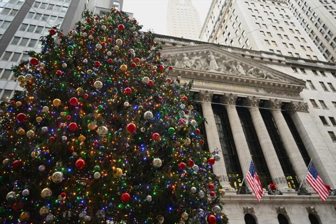 Un arbre de Noël devant le New York Stock Exchange