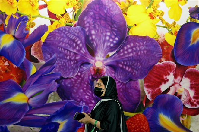 Une visiteuse devant une oeuvre de l'artiste britannique Marc Quinn à la 15e édition d'Art Dubaï, principale foire d'art contemporain au Moyen-Orient, le 10 mars 2022