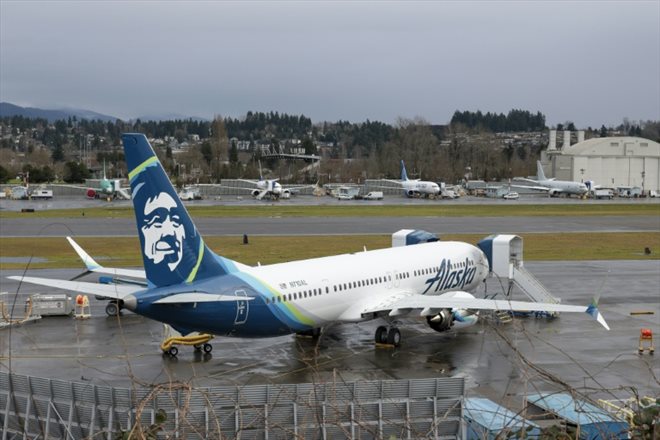 Un Boeing 737 MAX 9 de la compagnie Alaska Airlines sur le tarmac de l'aéroport de Renton, dans l'Etat américain de Washington, le 25 janvier 2024