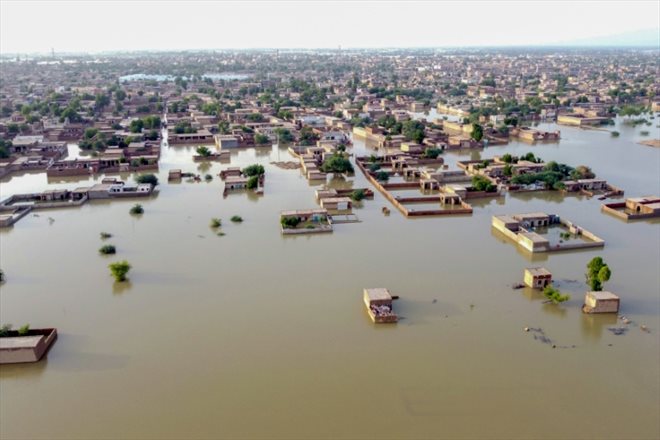 Vue aérienne d'une zone résidentielle inondée après des fortes pluies de mousson dans la province du Baloutchistan, le 29 août 2022 au Pakistan