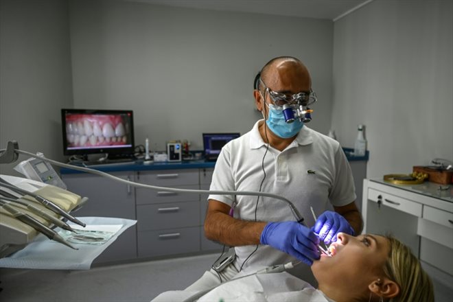 Soins dentaires dans une clinique d'Istanbul, le 16 septembre 2022