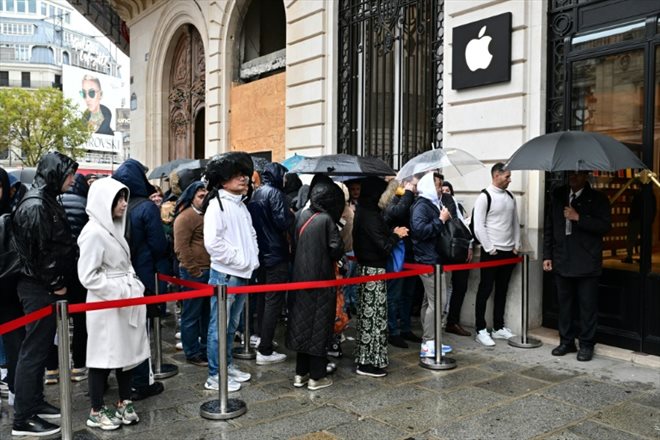 Des clients attendent devant l'Apple Store Opéra, à Paris le 15 septembre 2023