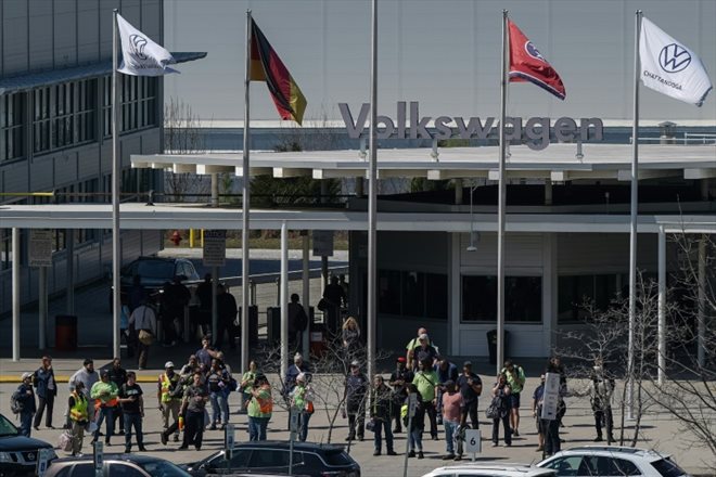 Des employés devant l'entrée de l'usine Volkswagen, le 20 mars 2024 à Chattanooga, dans le Tennessee