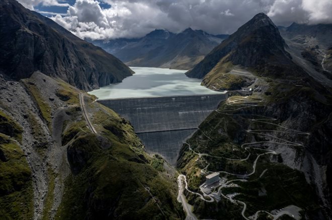 Le barrage de Grande Dixence, haut de 285 mètres, au-dessus d'Hérémence, dans l'ouest de la Suisse, le 22 août 2022
