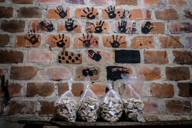 Des sacs contenant de la pâte de coca, dans un laboratoire clandestin du département de Nariño, en Colombie, le 11 mai 2023