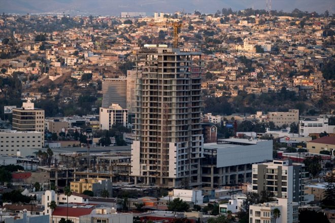 Des immeubles résidentiels et de bureaux en construction à Tijuana, le 3 octobre 2022 dans l'État de Basse-Californie, au Mexique