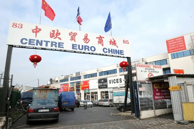 Des idéogrammes chinois à l'entrée du Centre Euro Chine de grossistes du textile, le 2 février 2011 à Aubervilliers, au nord de Paris