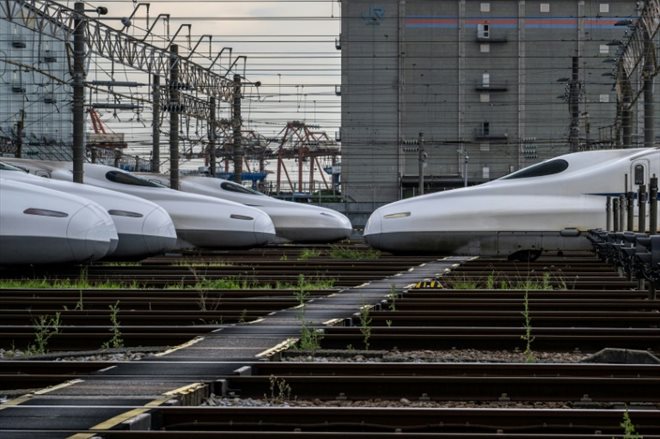 Des trains stationnés au dépôt Shinkansen de la compagnie JR Central dans le district de Shinagawa, à Tokyo, le 24 juillet 2024