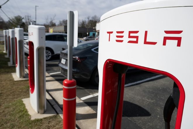 Des superchargeurs Tesla à Falls Church, le 13 février 2023 en Virginie