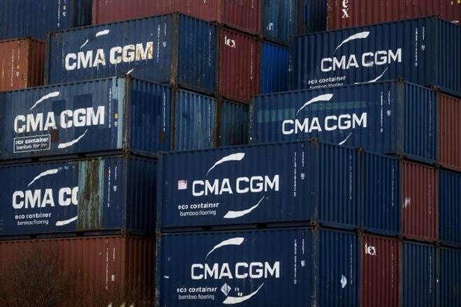 Des conteneurs de la Compagnie maritime d'affrètement - Compagnie générale maritime (CMA-CGM), le 3 janvier 2023 à Montoir-de-Bretagne (Loire-Atlantique)