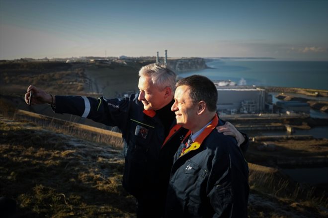 Luc Rémont, le PDG d'EDF et Bruno Le Maire, ministre de l'Economie et des Finances, le 9 décembre 2022 à la centrale nucléaire de Penly, en Normandie