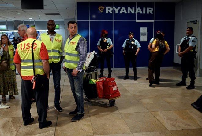 Grève sous surveillance des employés de Ryanair dans l'aéroport Adolfo Suarez de Madrid, le 24 juin 2022
