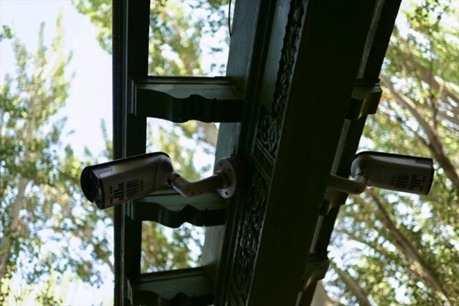 Des caméras surveillent les faits et gestes des visiteurs à la mosquée Id Kah de Kachgar, dans le Xinjiang, le 13 juillet 2023