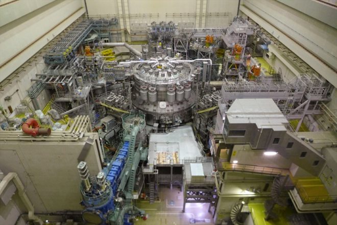 Photo non datée diffusée le 1er décembre 2023 par l'Institut national des sciences et technologies quantiques, montrant le JT-60SA, le plus grand réacteur à fusion nucléaire au monde, avant son inauguration à Naka, au Japon