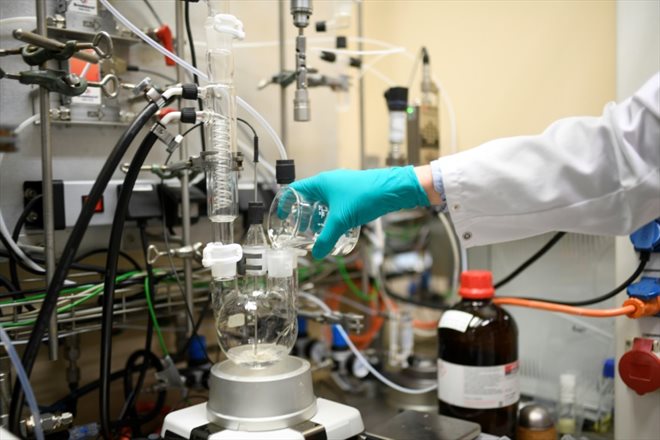 Un employé de l'entreprise chimique Covestro travaille dans un laboratoire au siège de l'entreprise, à Leverkusen, dans l'ouest de l'Allemagne, le 11 février 2020