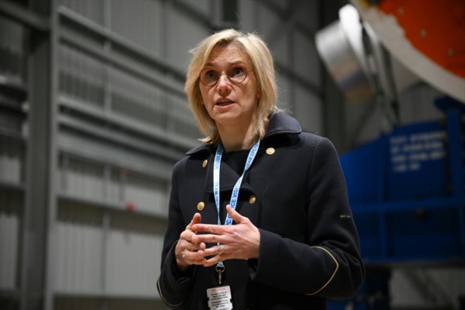 La ancienne ministre française de la Transition énergétique, Agnès Pannier-Runacher, en visite la centrale nucléaire de Hinkley Point C, près de Bridgwater, dans le sud-ouest de l'Angleterre, le 27 avril 2023