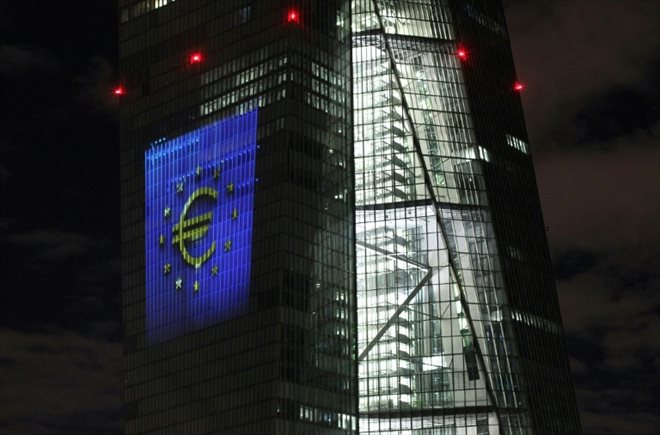 Le siège de la Banque centrale européenne à Francfort en Allemagne, illuminée le 30 décembre 2021
