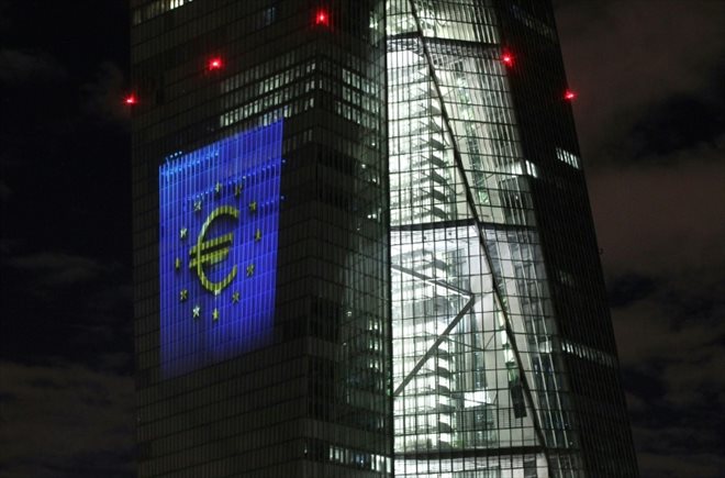 Le siège de la Banque centrale européenne à Francfort en Allemagne, illuminée le 30 décembre 2021