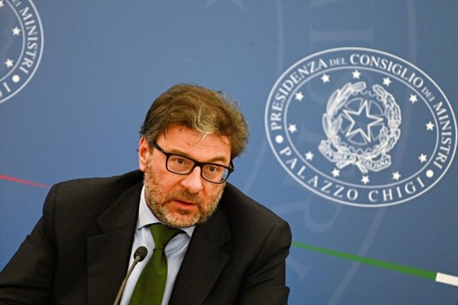 Giancarlo Giorgetti lors d'une conférence de presse à Rome, le 18 février 2022