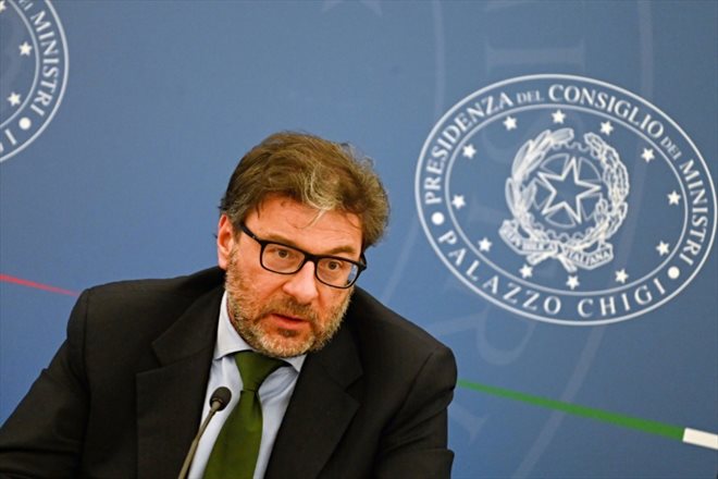 Giancarlo Giorgetti lors d'une conférence de presse à Rome, le 18 février 2022 

