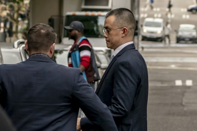 Le directeur général de Binance, Changpeng Zhao (d=, quitte le tribunal de Seattle, le 21 novembre 2023 dans l'Etat de Washington