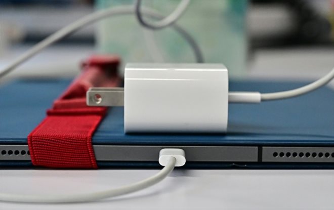 Un port universel de chargement dit USB-C sur un Ipad Apple, le 11 septembre 2023 à Los Angeles, en Californie