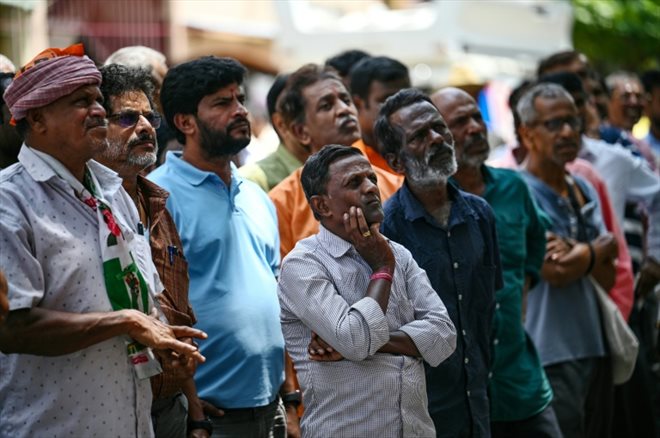 Des électeurs indiens regardent les résultats de l'élection le 4 juin à Bengaluru 