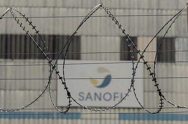 Le logo Sanofi sur la façade de son usine à Mourenx, dans les Pyrénées-Atlantiques, le 16 octobre 2018