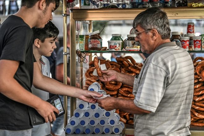 Un vendeur ambulant vend du pain traditionnel Simit dans le quartier d'Eminonu à Istanbul, le 30 août 2024