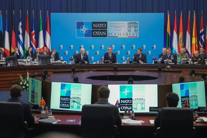 Le secrétaire général de l'OTAN Jens Stoltenberg préside la réunion des ministres des Affaires étrangères des pays membres, à Bucarest le 29 novembre 2022