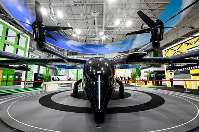 Le taxi volant Midnight de l'entreprise américaine Archer exposé au salon international de l'aéronautique et de l'espace du Bourget, le 19 juin 2023 près de Paris