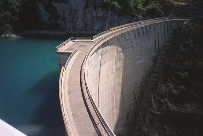 Le barrage EDF de Sainte-Croix, dans la vallée de la Durance, le 22 août 2000