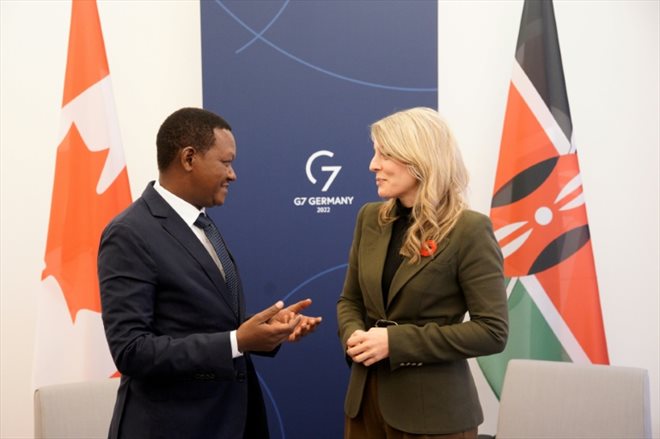 Le secrétaire du Cabinet des Affaires étrangères du Kenya Alfred Mutua et la ministre canadienne des Affaires étrangères Melanie Joly lors des entretiens bilatéraux au G7 à Münster dans l'ouest de l'Allemagne, le 4 novembre 2022