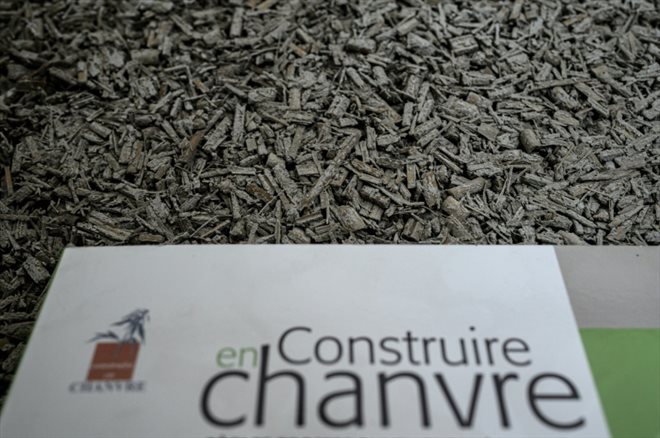 Isolants en chanvre compressé chez Planète chanvre lors d'une exposition consacrée aux débouchés industriels du chanvre, le 17 septembre 2019 à Aulnoy