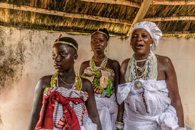 Des adeptes du vaudou dans une hutte avant un rituel à Ouidah, dans le sud du Bénin, le 10 janvier 2022