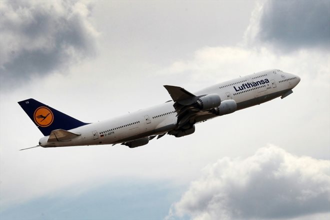 Un Boeing 747 de la Lufthansa à l'aéroport de Francfort, en Allemagne, le 1er aoùut 2022