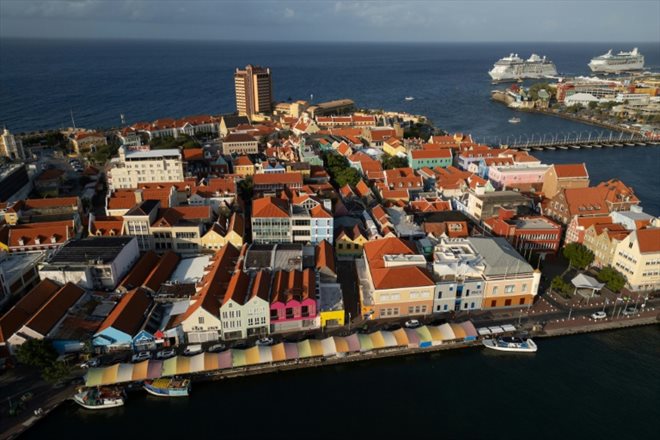 Marché flottant de Willemstad, à Curaçao, dans les Caraïbes néerlandaises, le 14 mars 2024
