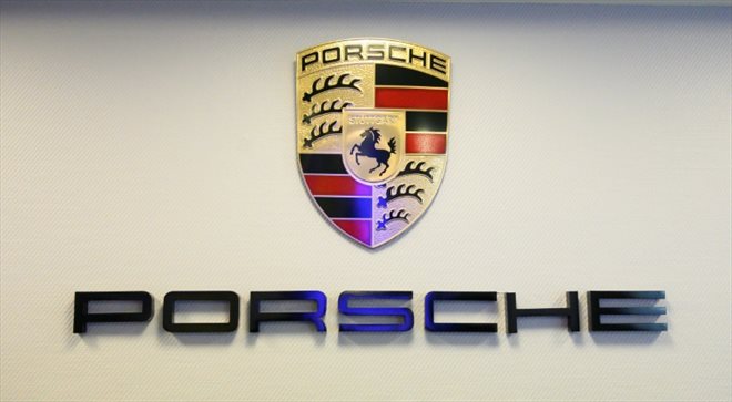 Le logo de Porsche au siège de Stuttgart, en Allemagne, le 26 septembre 2022