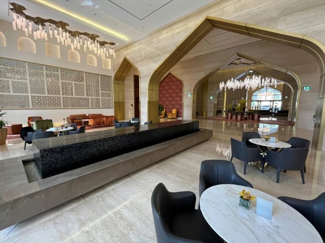Le lobby de l'hôtel Al-Messila, à Doha, le 13 octobre 2022