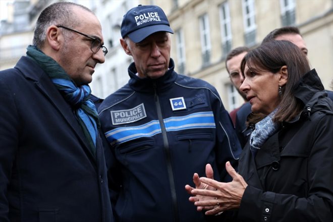 La maire PS de Paris Anne Hidalgo (d) s'entretient avec le préfet de police de la capitale Laurent Nunez (g) dans le quartier des Halles, à Paris, le 27 septembre 2022