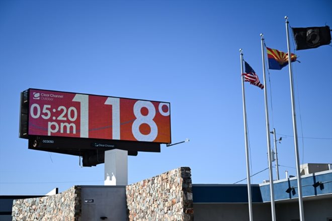Un thermomètre indique une température de 118° Farenheit, soit 47,7°C, le 18 juillet 2023 à Phoenix, en Arizona