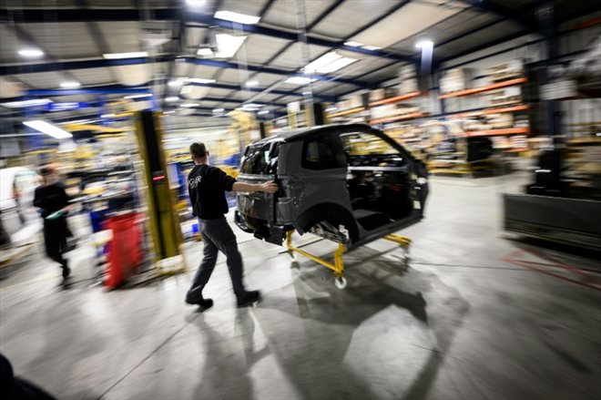 Chaîne de montage de voitures électriques sans permis dans l'usine Ligier de Boufféré (Vendée), le 11 avril 2023