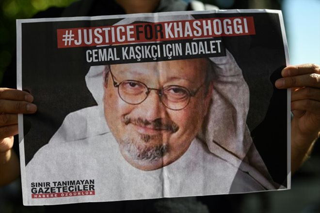 Le portrait du journaliste saoudien  assassiné Jamal Khashoggi lors d'une manifestation devant le consulat saoudien à Istanbul, le 2 octobre 2020