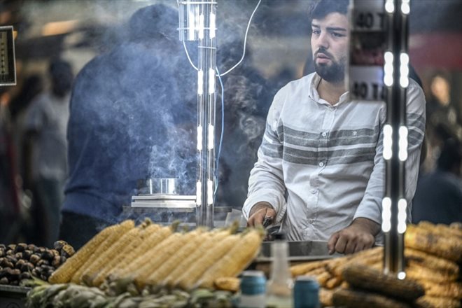 Un vendeur ambulant vend du maïs dans le quartier d'Eminonu à Istanbul, le 29 août 2024