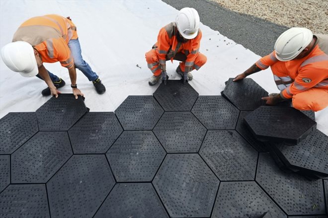 Des dalles de parking en plastique recyclé et capables de stocker l'eau de pluie sont installées à Giromagny, Territoire de Belfort, le 9 septembre 2022