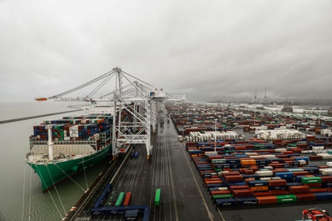 Le porte-conteneurs CMA CGM Jacques Saade dans le port du Havre, le 21 janvier 2021